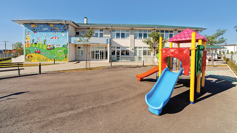 gioco per bimbi davanti ad asilo